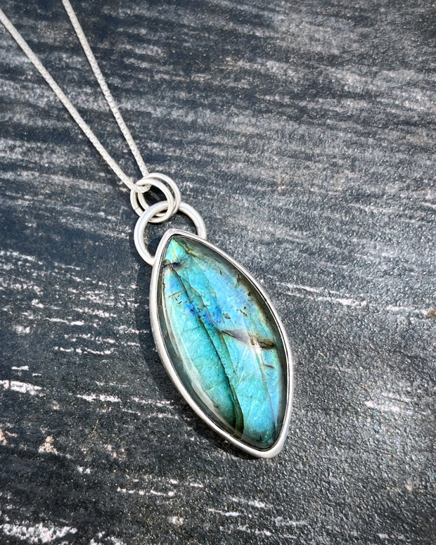 Flashy labradorite necklace in silver