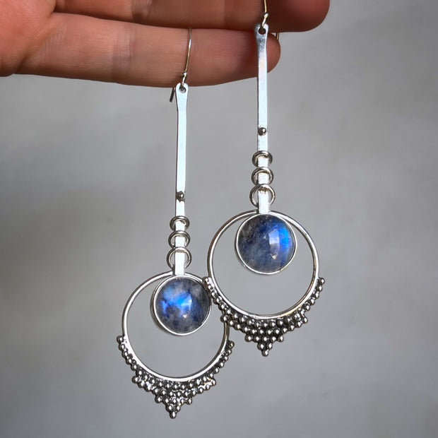 Moonstone pendulum earrings in silver