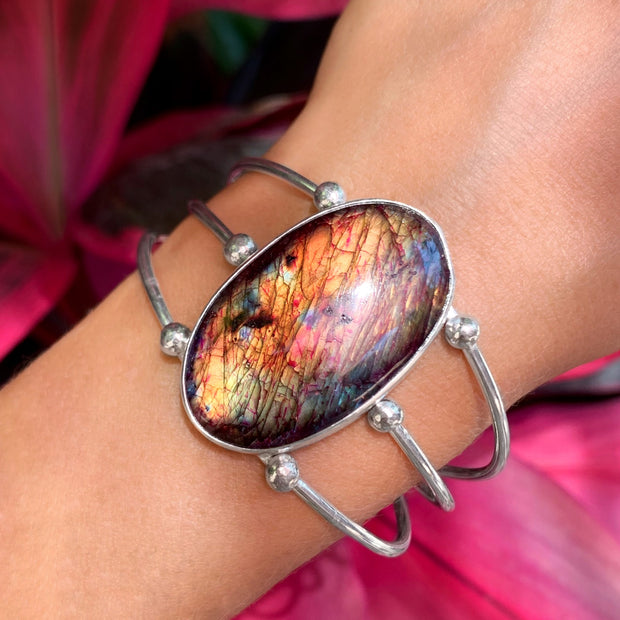 Flashy labradorite cuff in silver